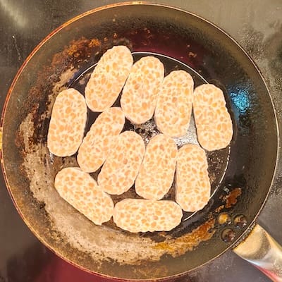 Tempeh de soja découpé en tranches
